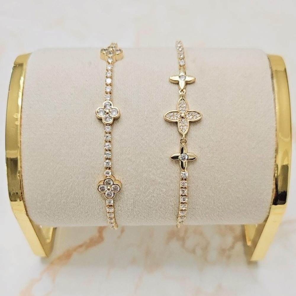 Clover charm Bracelet with Adjustable Clasp and Decorative Stones